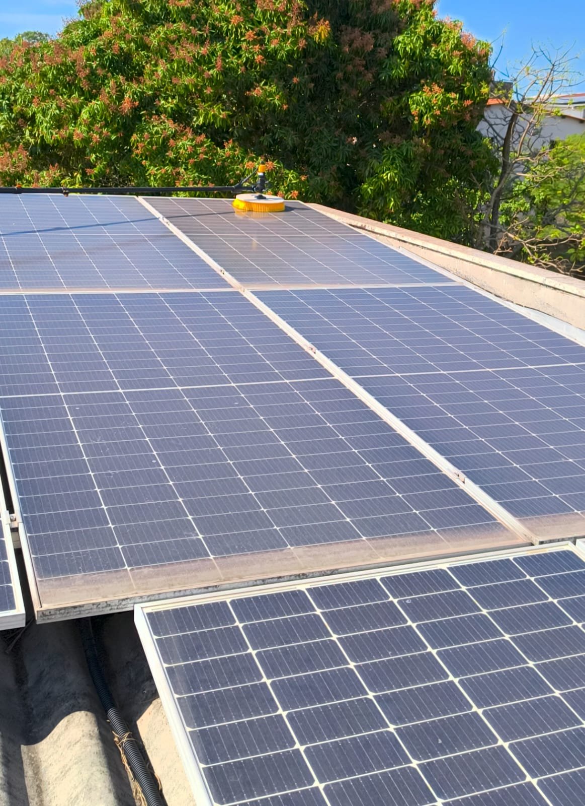 Placa solar suja antes da limpeza